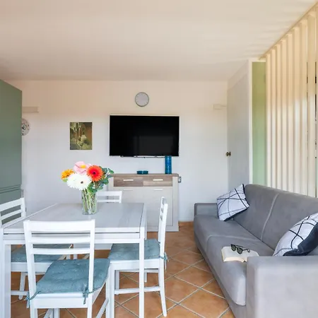 10' From The Sea, With Garden, Wifi & Ac Appartement